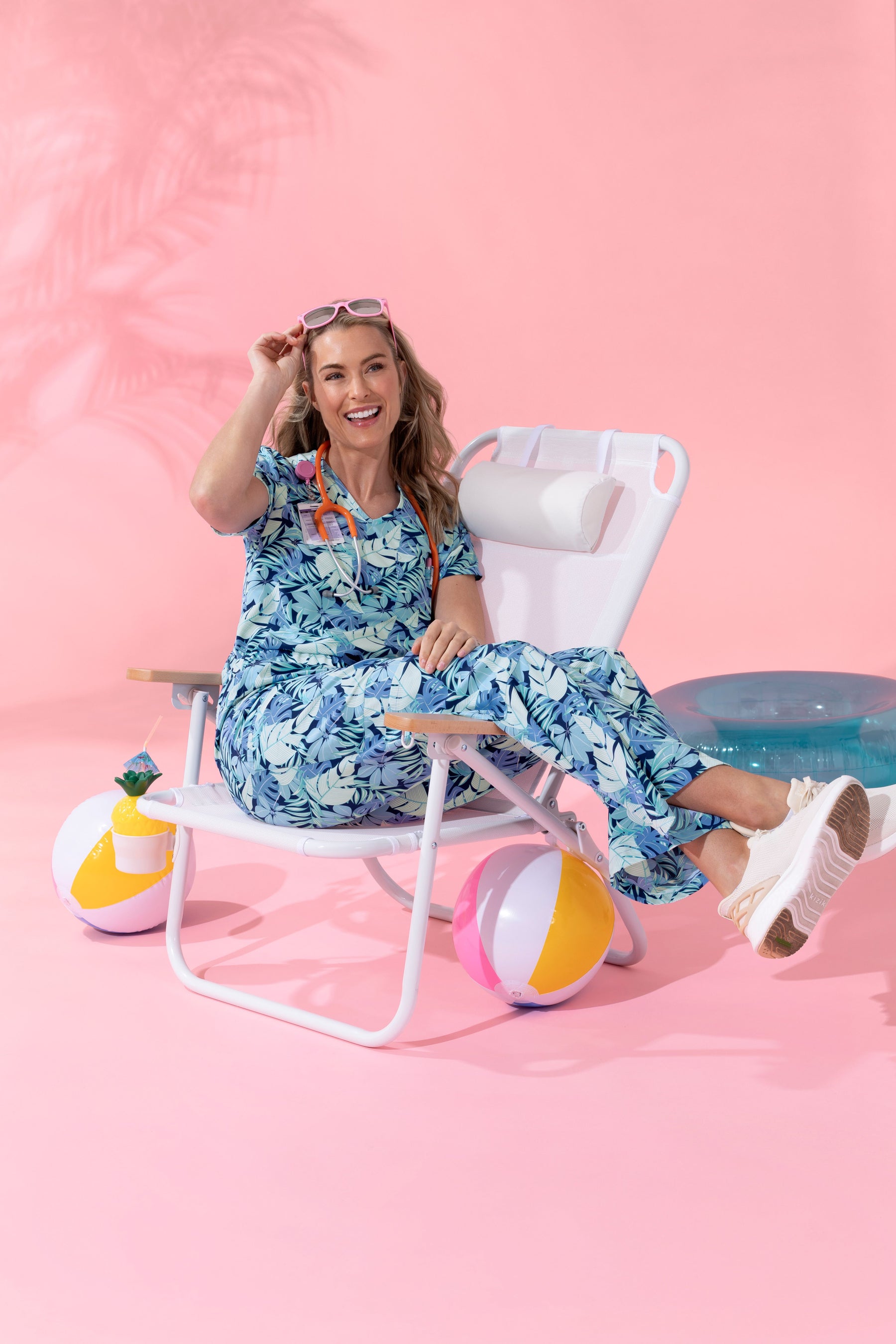 Women's 1-Pocket Tuck-in Print Scrub Top - Breezy Palms