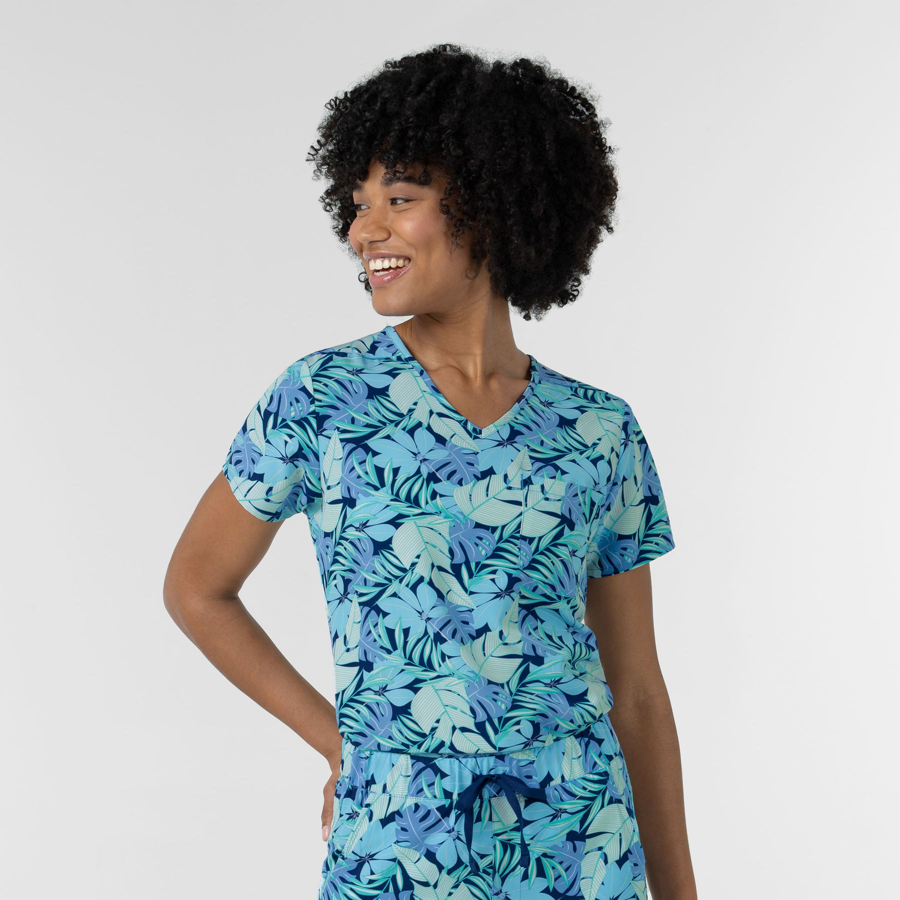 Women 1-Pocket Tuck-in Print Scrub Top - Breezy Palms